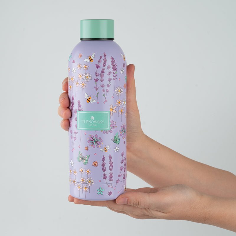 Kobieta z fioletową butelką termiczną Axent Morning Dew.
