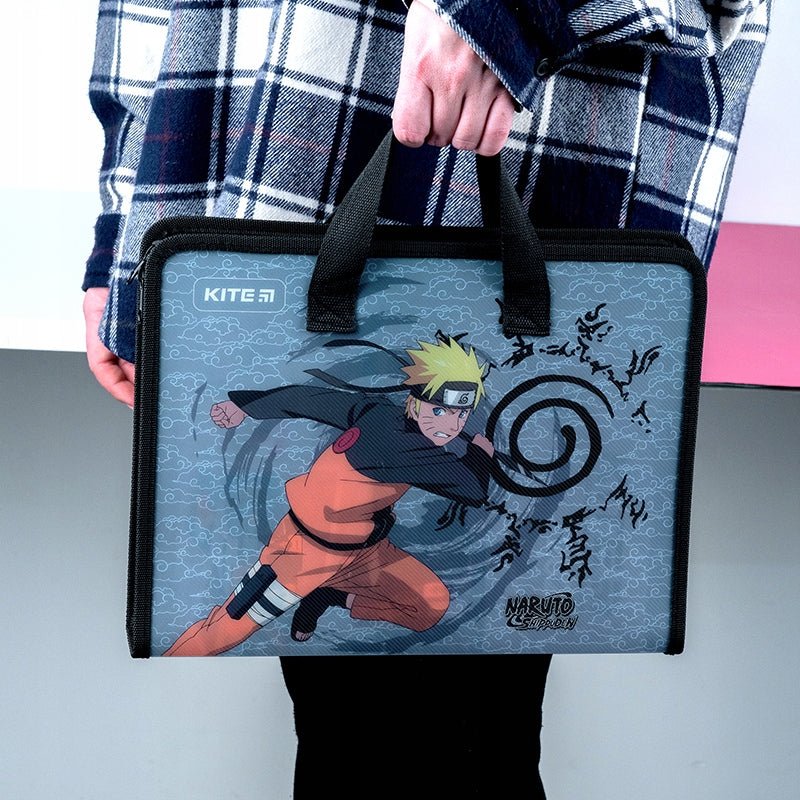 Teczka Kite NR23-202 Naruto trzymana w dłoni, torba szkolna na rysunki i zeszyty