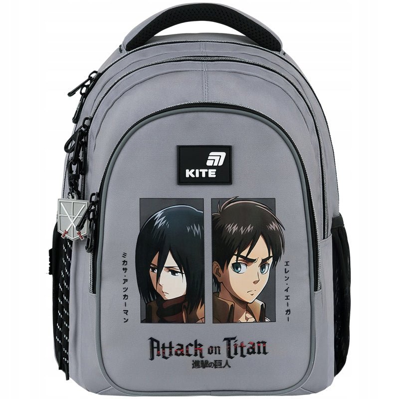 Plecak szkolny Kite Attack on Titan z wypukłym nadrukiem 3D i ozdobnym brelokiem.