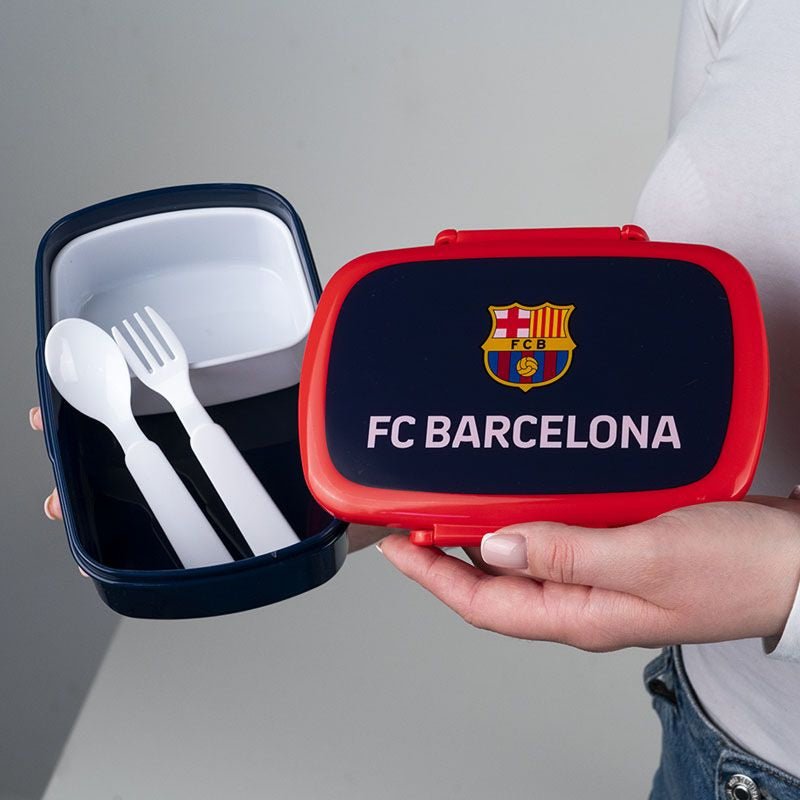 Lunchbox FC Barcelona trzymany w dłoniach, otwarty pojemnik ze sztućcami, praktyczny lunchbox szkolny dla dzieci