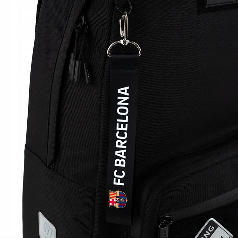 Brelok FC Barcelona przypięty do plecaka