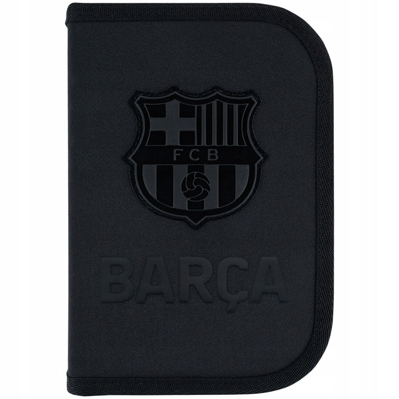 Przedni panel czarnego piórnika z herbem FC Barcelona i efektownym nadrukiem 3D.