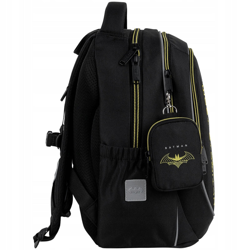 Widok z boku plecaka Kite Batman z przypiętym do karabińczyka portfelikiem, który znajduje się w zestawie.