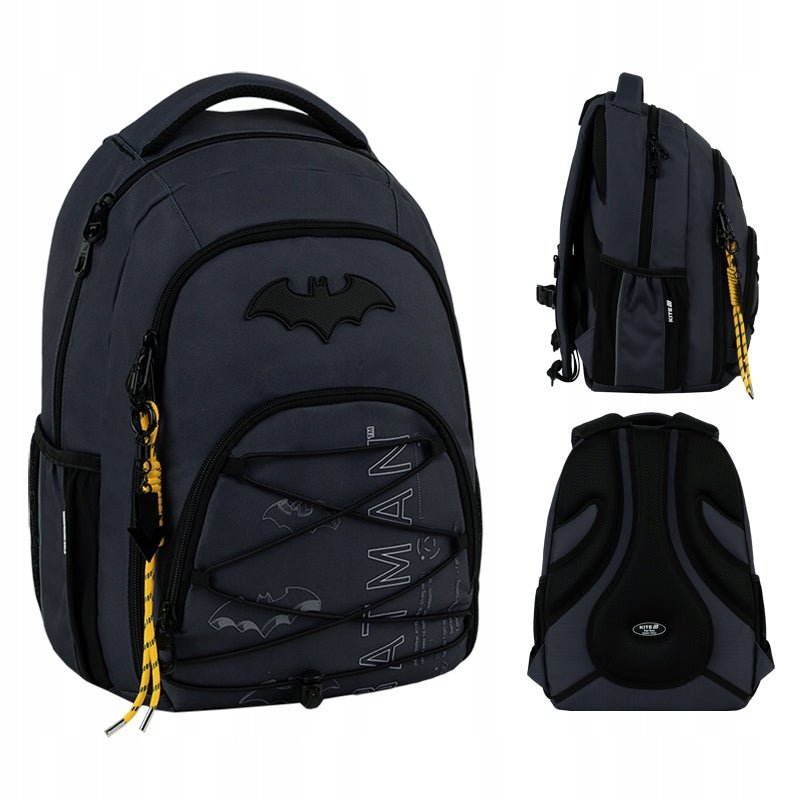 Zestawienie zdjęć szarego plecaka Batman prezentujące go pod różnymi kątami.