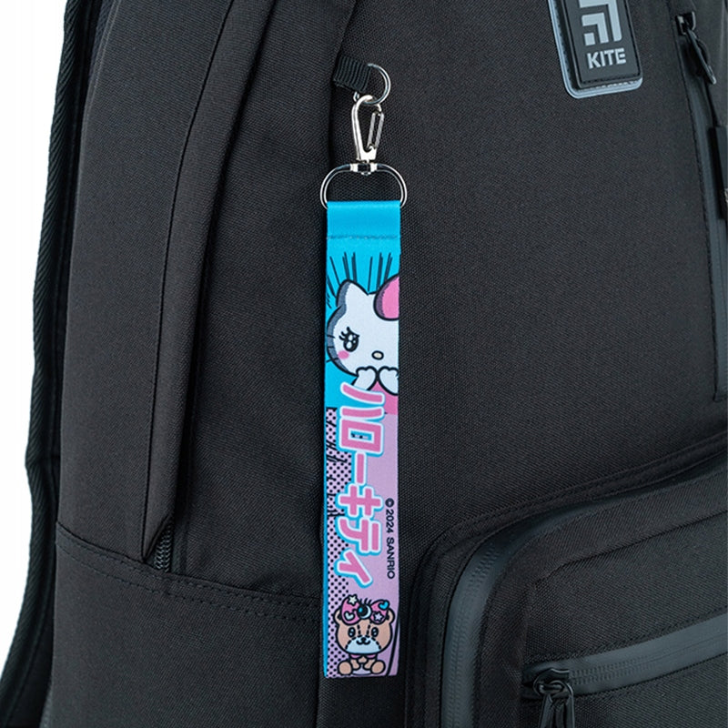 Brelok Hello Kitty przypięty do szkolnego plecaka dziewczęcego