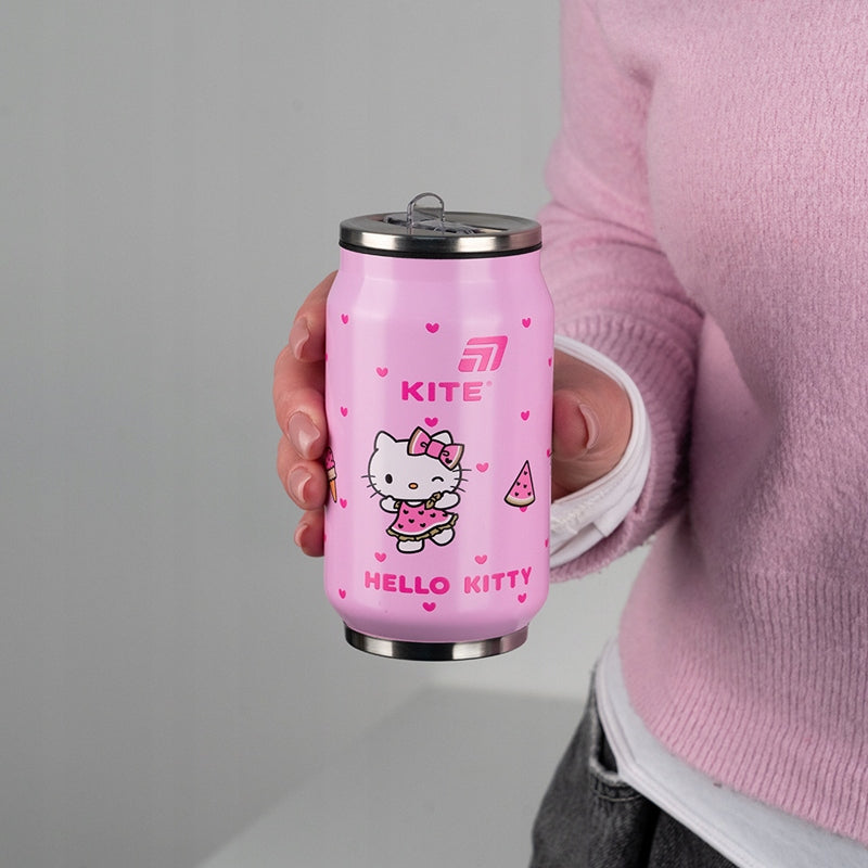 Kubek dla dziewczynki o pojemności 350 ml trzymany w dłoni – idealny rozmiar dla dziecka.