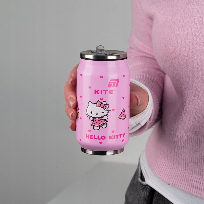 Kubek dla dziewczynki o pojemności 350 ml trzymany w dłoni – idealny rozmiar dla dziecka.