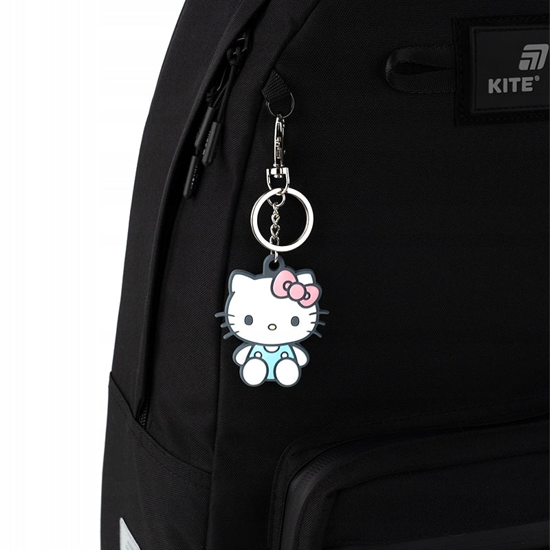 Brelok Hello Kitty przypięty do plecaka