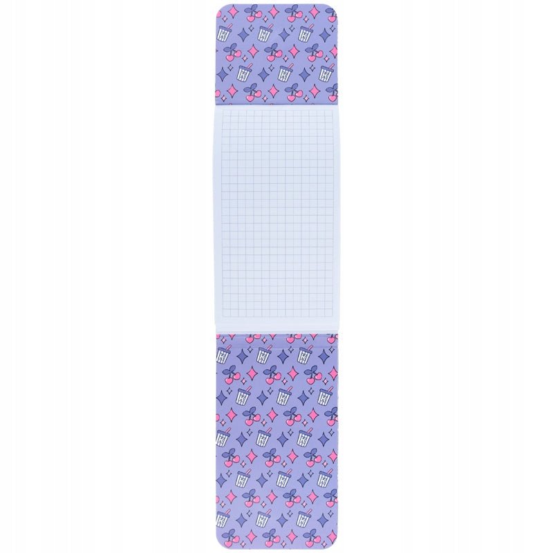 Widok na kolorowe zapięcie magnetyczne notesu Kuromi.
