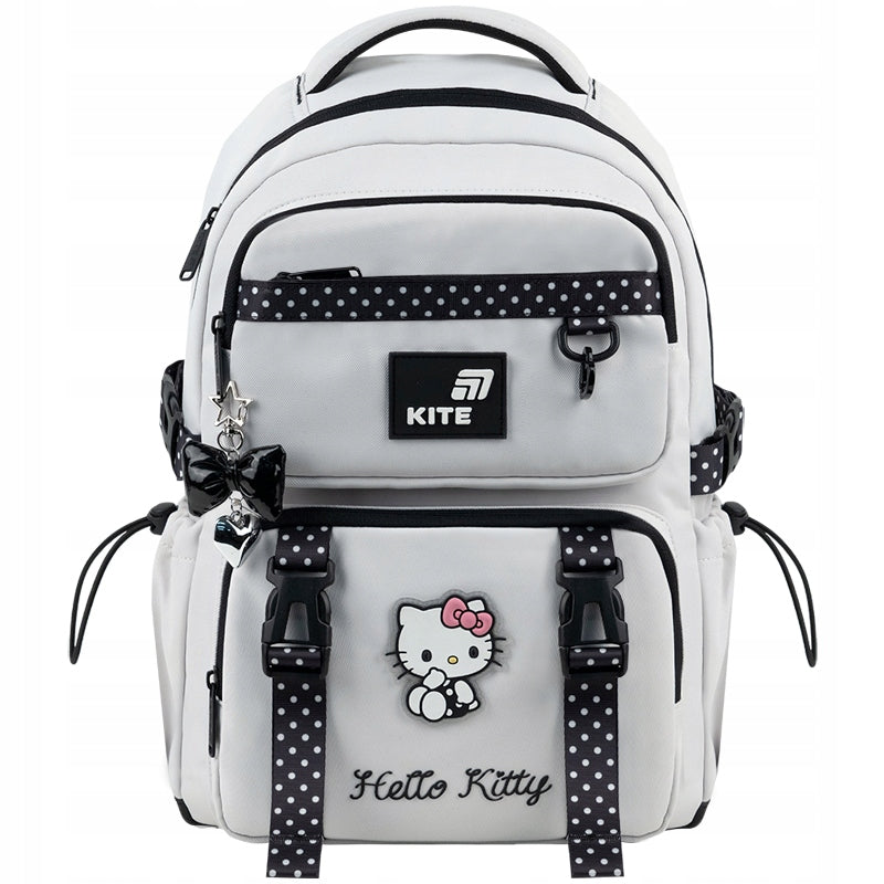 Widok plecaka z przodu z motywem Hello Kitty i wypukłym emblematem.