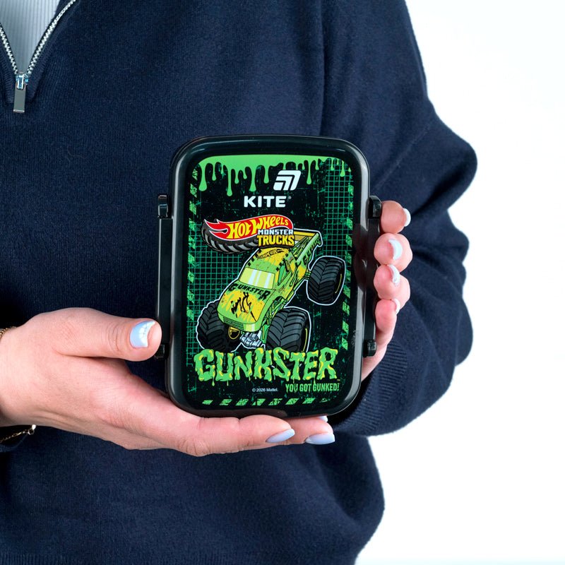 Kompaktowy snackbox Hot Wheels prezentowany na dłoni dziecka.