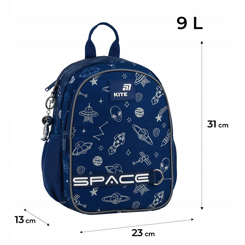 Infografika z wymiarami plecaka i zestawieniem jego funkcji.