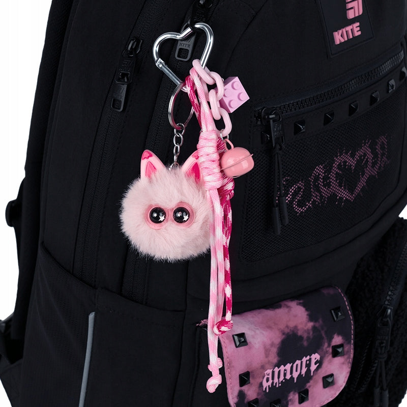 Zawieszka do plecaka Kite zamocowana przy suwaku – efektowny dodatek streetwear.