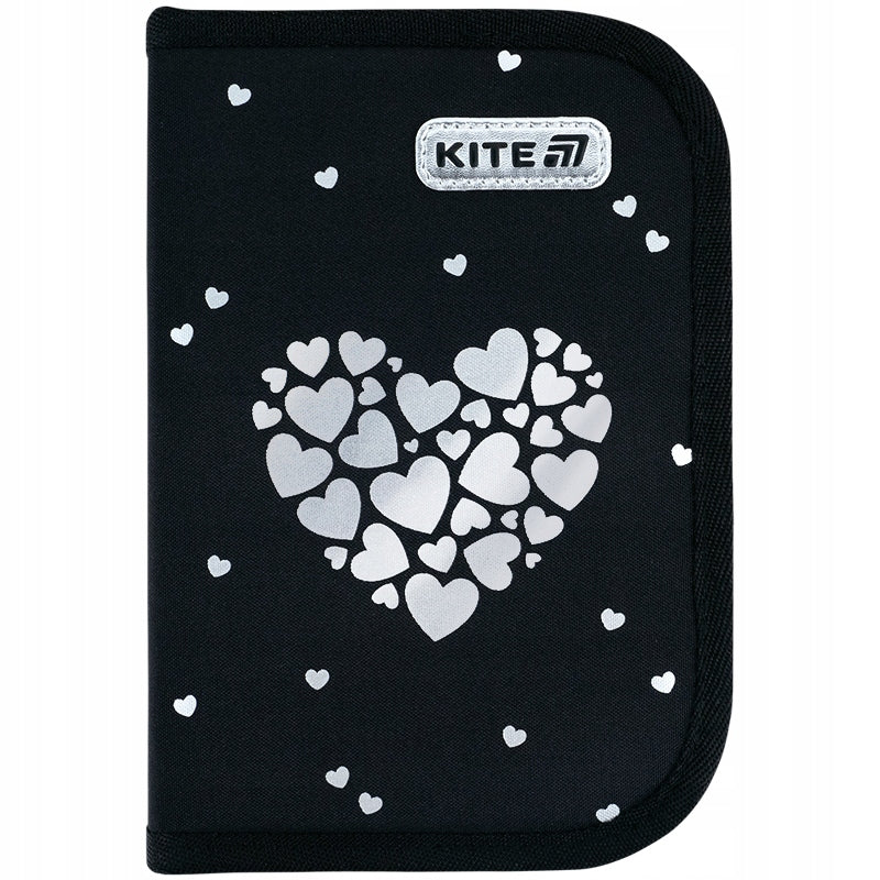 Przedni panel czarnego piórnika z motywem serca w technologii 3D i logo Kite.