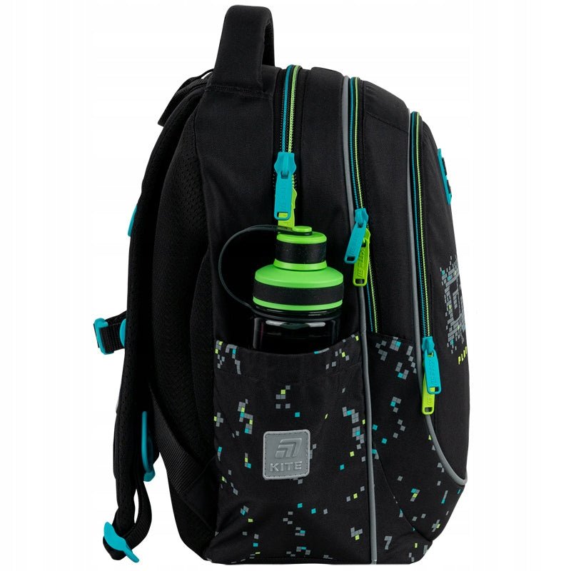 Boczna kieszeń plecaka z włożonym bidonem.