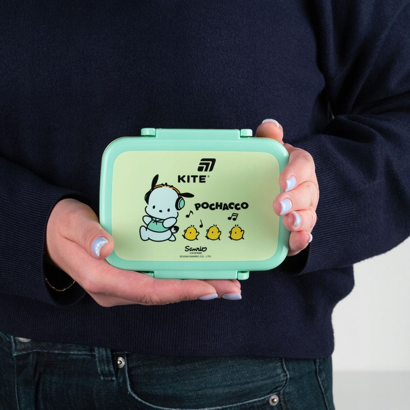 Mały snackbox Poccacho trzymany w dłoniach dziecka.