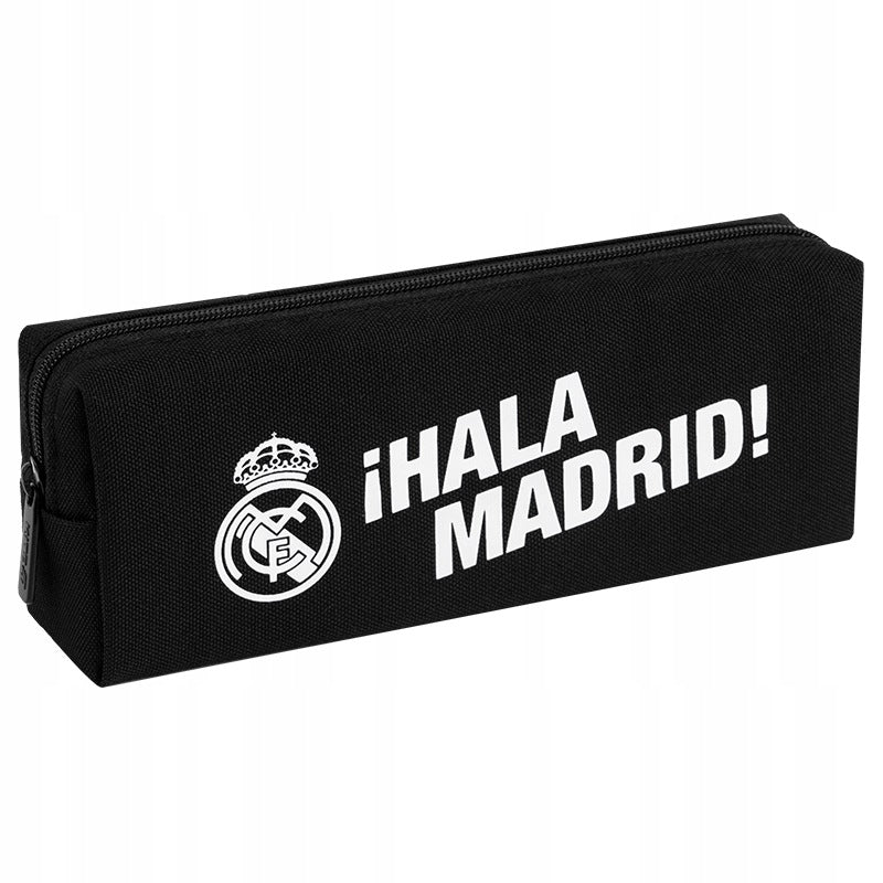 Czarny piórnik saszetka Kite z herbem Real Madrid na biurku.