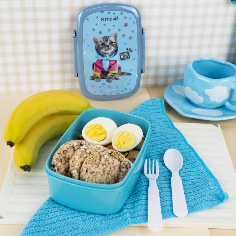 Lunchbox Kite z kotkiem z jedzeniem na stole, pojemnik na śniadanie z jajkiem, bananem i sztućcami dla dzieci