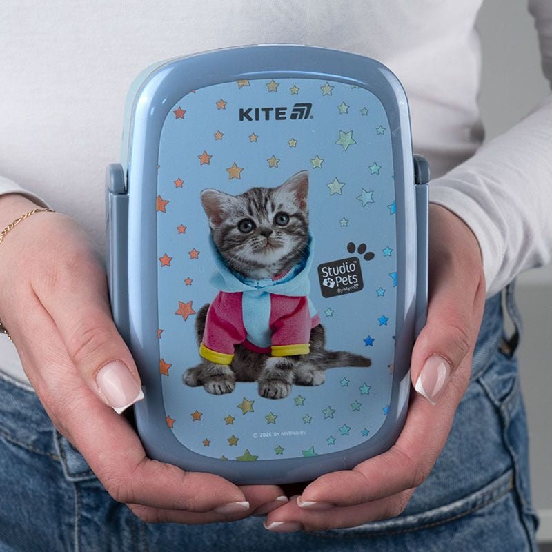 Lunchbox Kite z kotkiem trzymany w dłoniach, zamknięty pojemnik na śniadanie dla dzieci z nadrukiem kota