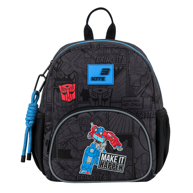 Widok z przodu na plecak Kite z objętościowym drukiem Transformers i brelokiem.