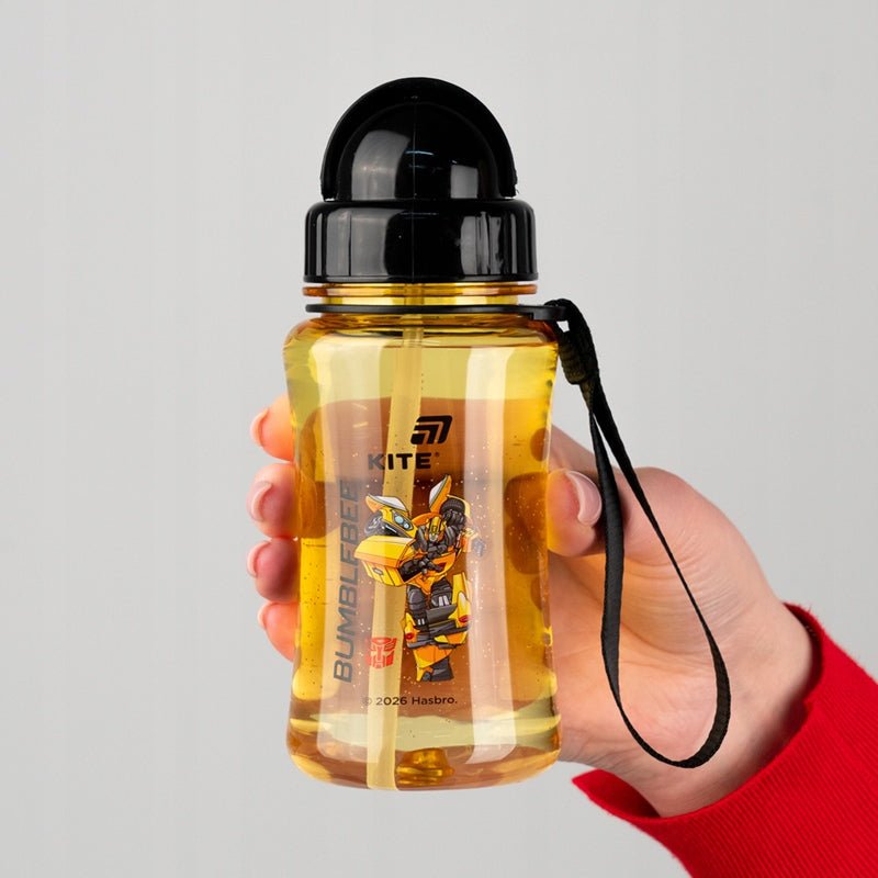Bidon 350 ml w dłoni przedszkolaka Kite – prezentacja ergonomicznego kształtu i małego rozmiaru.