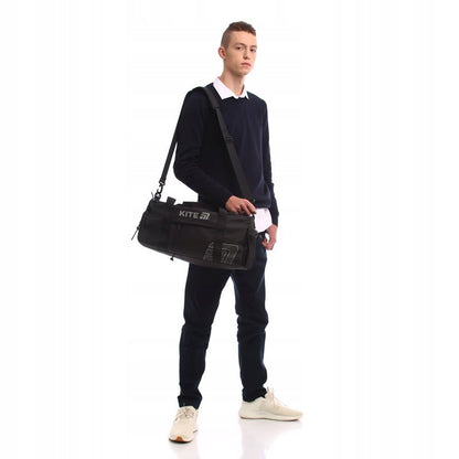 Minimalistyczna czarna torba sportowa K25-2530-1 z poliestru, idealna do szkoły i na siłownię