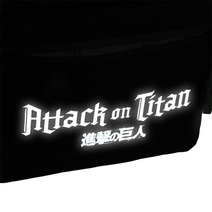 Młodzieżowy plecak szkolny dla chłopców Kite AT25-949L z trwałego materiału i wzorem Attack on Titan na białym tle
