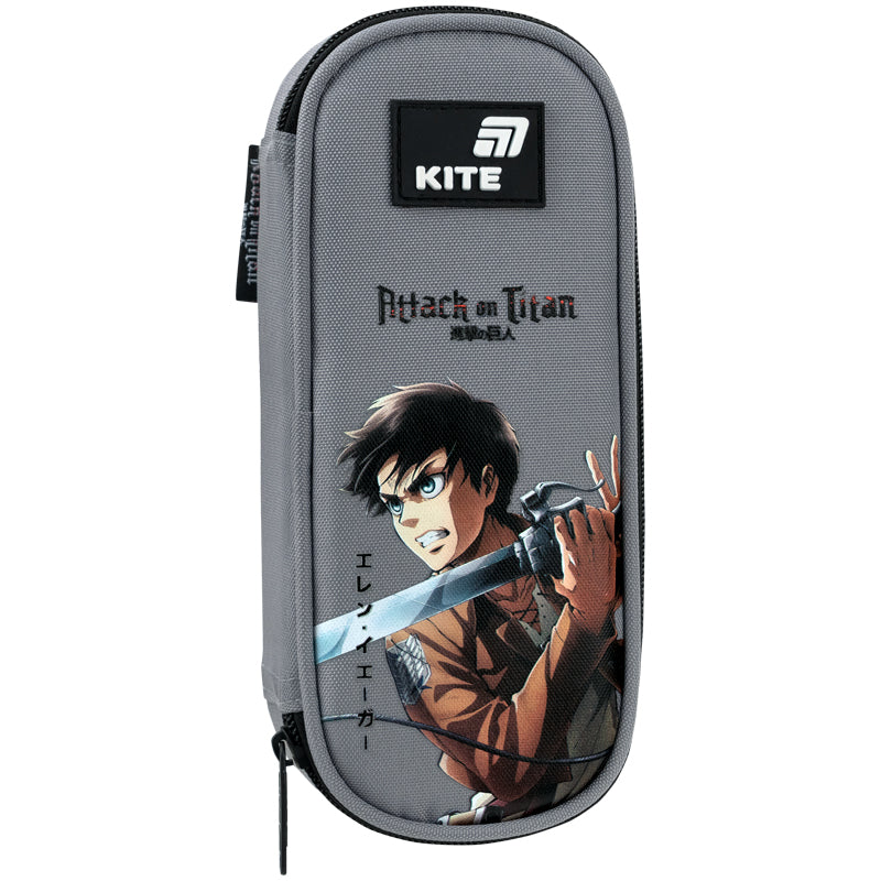 Front szarego piórnika z logo Attack on Titan i gumową naszywką.