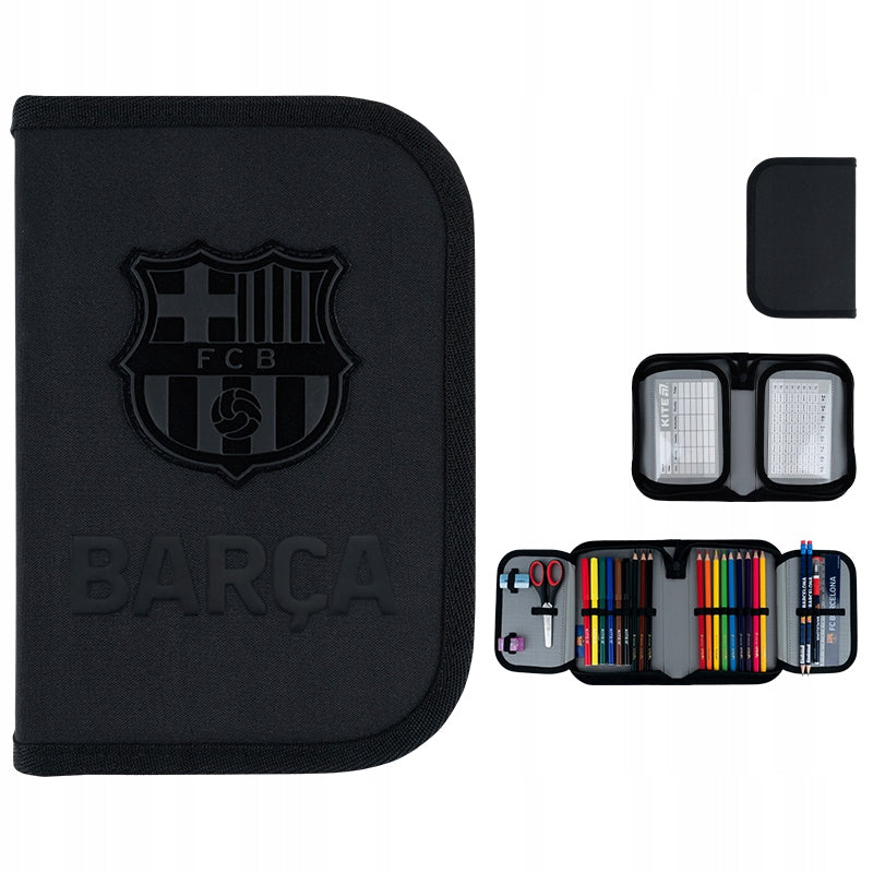 Prezentacja czarnego piórnika FC Barcelona z różnych perspektyw ukazująca sportowy design i detale 3D.