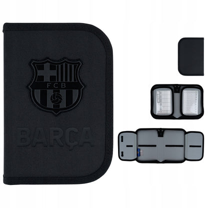 Zestawienie ujęć czarnego piórnika Kite FC Barcelona z każdej strony pokazujące detale nadruku 3D.