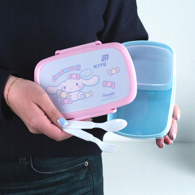 Poręczna śniadaniówka Cinnamoroll w dłoniach dziecka.