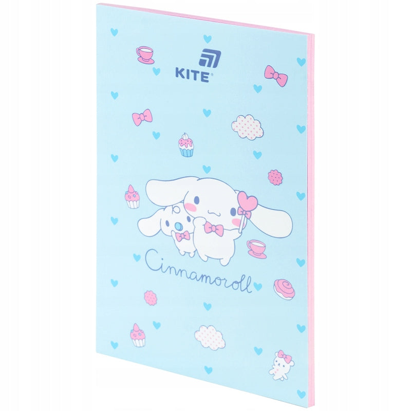 Notatnik A5 Kite Cinnamoroll z kolorowymi kartkami.