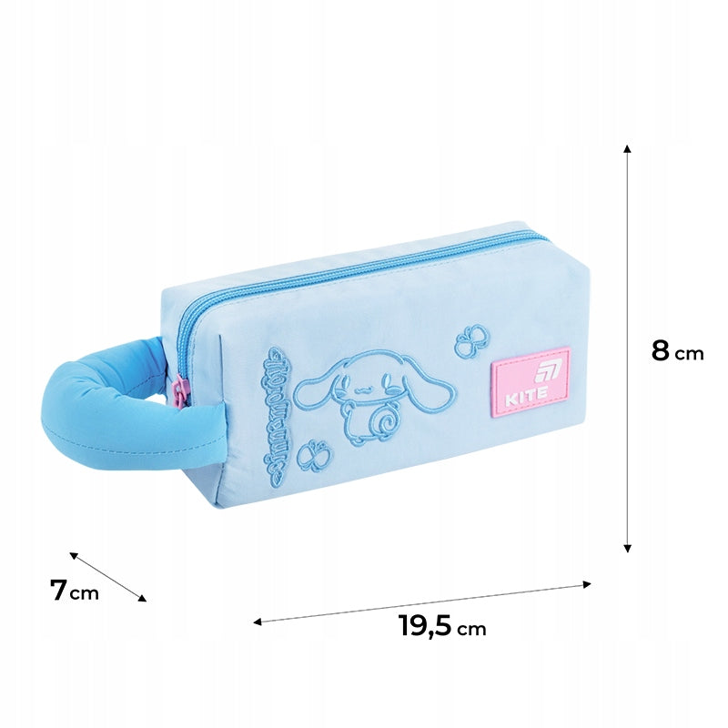 Piórnik do szkoły Cinnamoroll obok miarki – weryfikacja wymiarów błękitnej saszetki.
