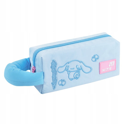 Piórnik dla dzieci front z widocznym haftem postaci Cinnamoroll i ozdobnym suwakiem.