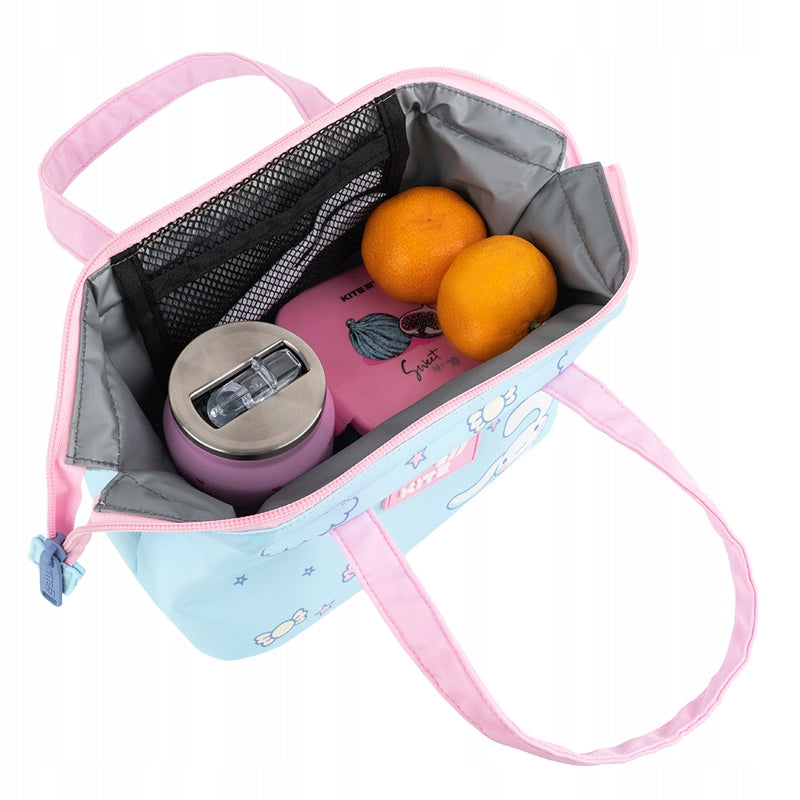 Otwarta torba Cinnamoroll z zapakowanym lunchboxem i sokiem.