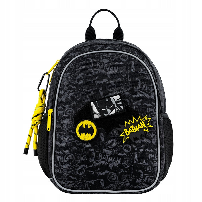 Szary plecak Kite Batman z żółtymi detalami, panelem na rzepy i brelokiem.