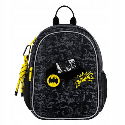 Szary plecak Kite Batman z żółtymi detalami, panelem na rzepy i brelokiem.