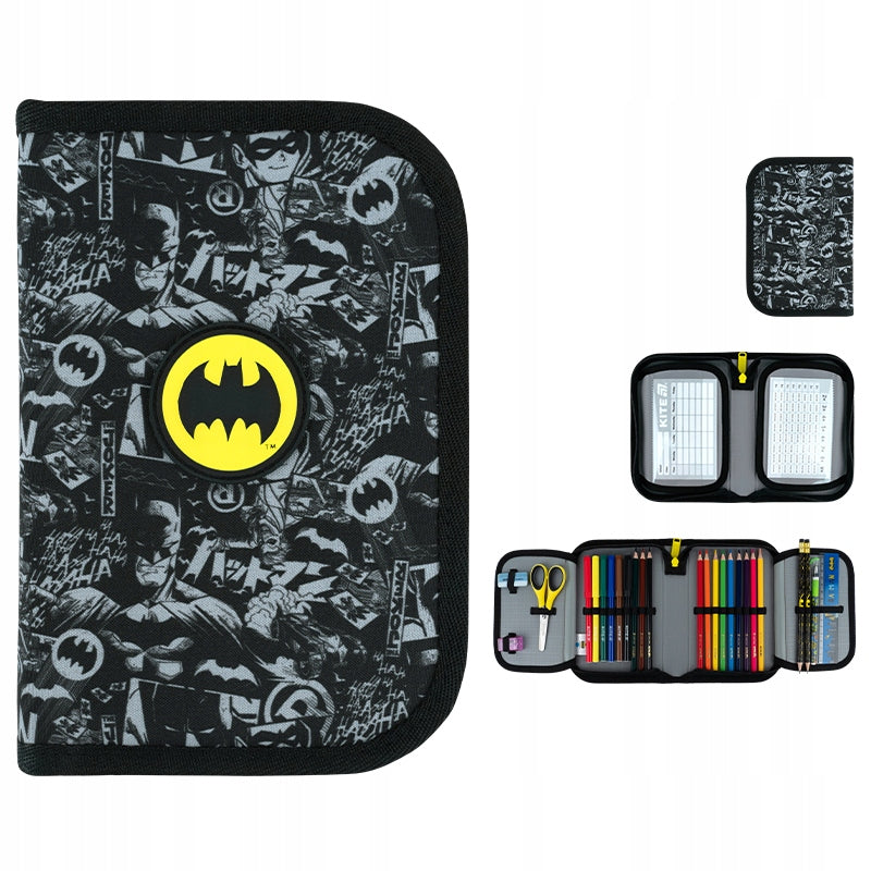 Prezentacja czarnego piórnika Batman Kite pod różnymi kątami, ukazująca wysoką jakość nadruku 3D i logotypu.