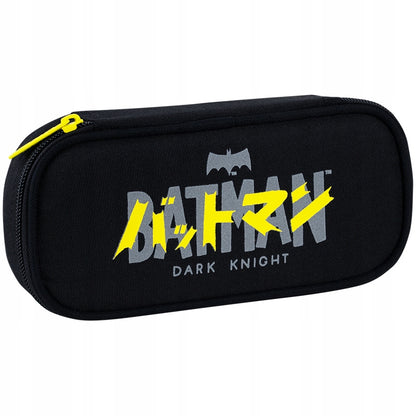 Piórnik chłopięcy Batman przód z żółtym logo i gumową naszywką.