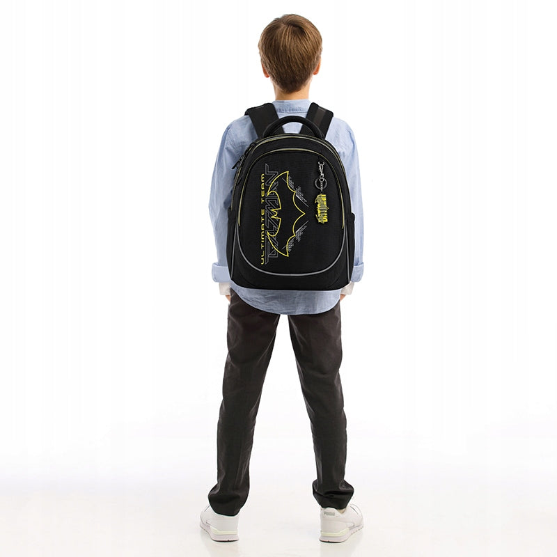 Dziecko з plecakiem Batman na plecach – system Ergo Kids.