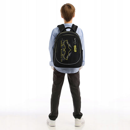 Dziecko з plecakiem Batman na plecach – system Ergo Kids.