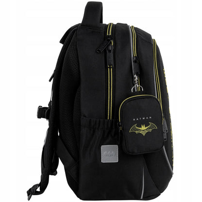 Widok z boku plecaka Kite Batman z przypiętym do karabińczyka portfelikiem, który znajduje się w zestawie.