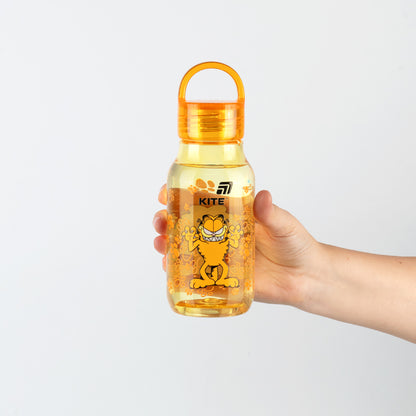 Dziecko trzymające tritanową butelkę na wodę Kite Garfield 430 ml