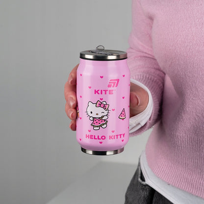 Kubek dla dziewczynki o pojemności 350 ml trzymany w dłoni – idealny rozmiar dla dziecka.