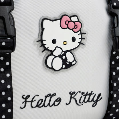 Zbliżenie na wysokiej jakości gumową naszywkę 3D z uroczy wizerunkiem Hello Kitty na froncie plecaka.