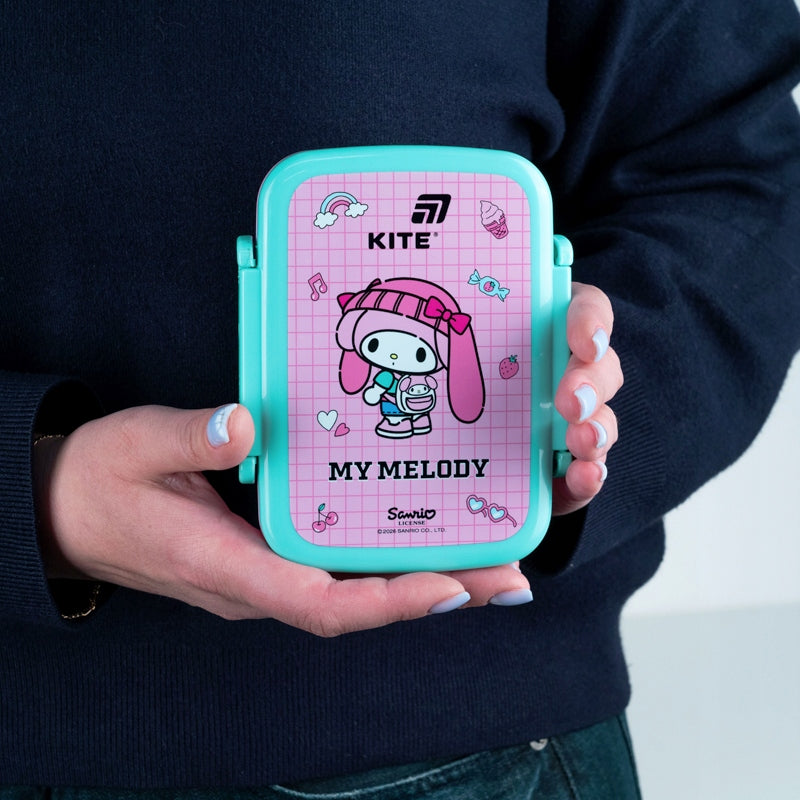 Poręczny i lekki snackbox My Melody w dłoniach małej dziewczynki.