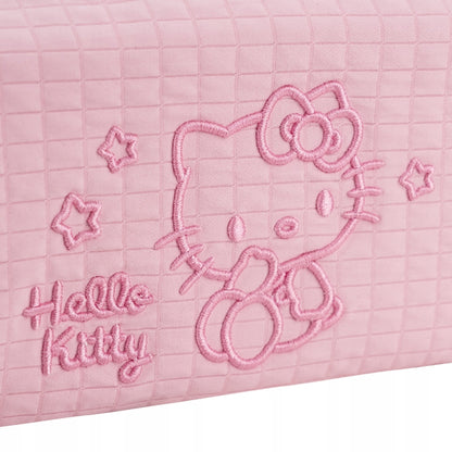 Piórniki szkolne detal – zbliżenie na wysokiej jakości wypukły haft Hello Kitty.