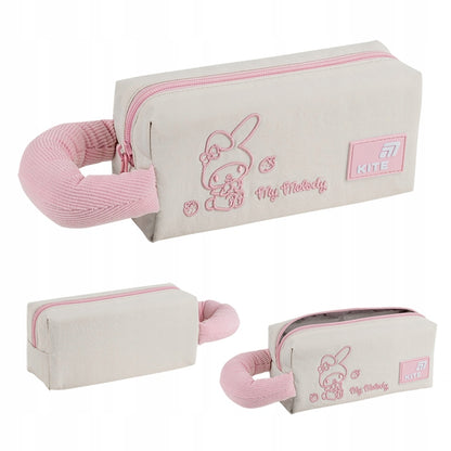Piórnik saszetka My Melody pokazany z różnych perspektyw – beżowy materiał o fakturze crinkle.