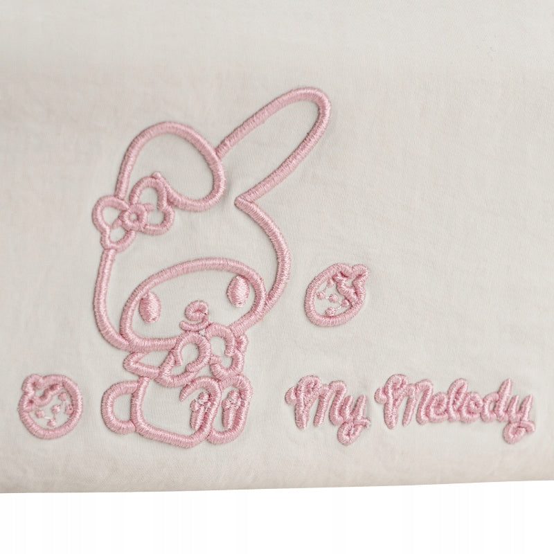 Piórnik dla dzieci z bliska – zbliżenie na precyzyjny, wypukły haft postaci My Melody wykonany techniką premium.