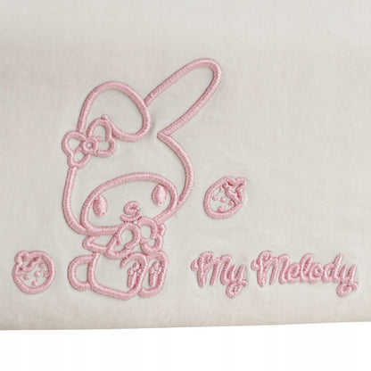 Piórnik dla dzieci z bliska – zbliżenie na precyzyjny, wypukły haft postaci My Melody wykonany techniką premium.